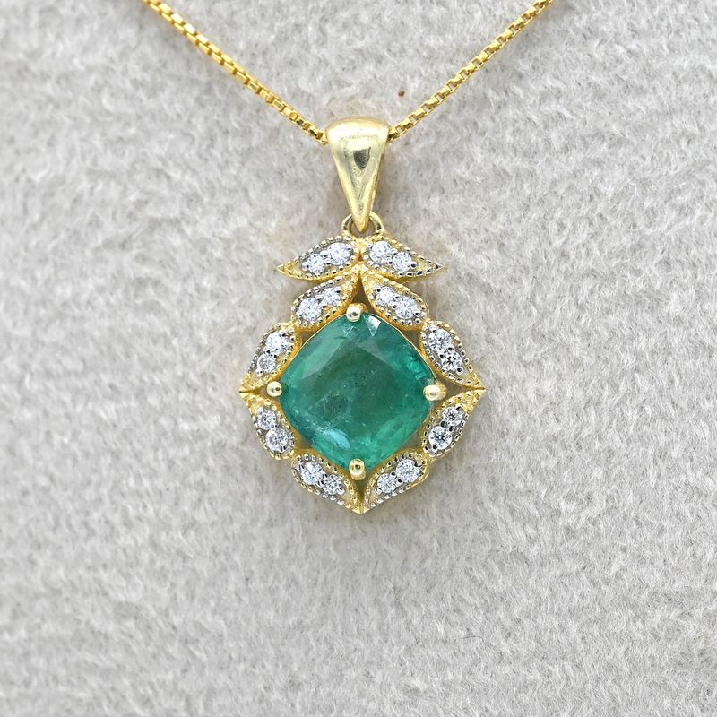 Gold Cushion-Cut Natural Emerald & Diamond Leaf Halo Pendant Jewelry